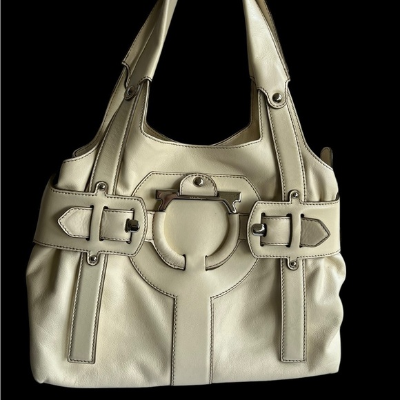 Chic White Leather Handbag - Picture 1 of 14